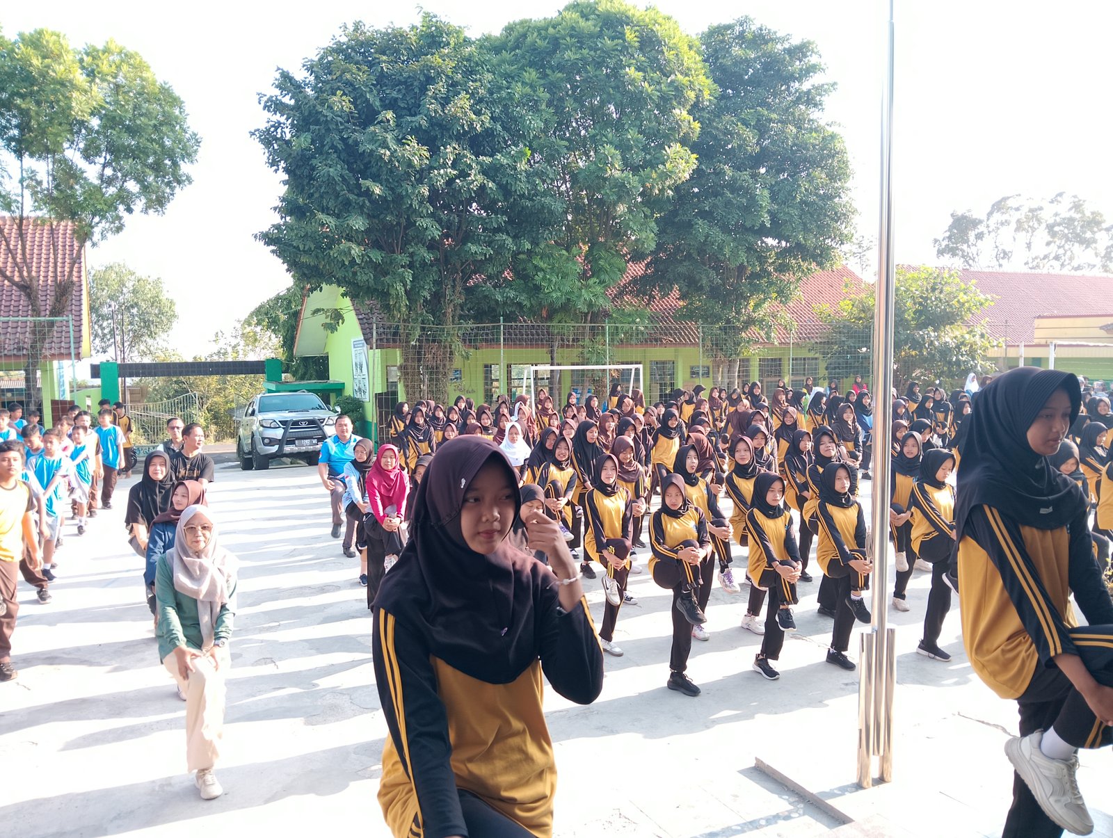Semarak Jumat Sehat: MTsN 12 Majalengka Gelar Senam Pagi Bersama Tingkatkan Kebugaran